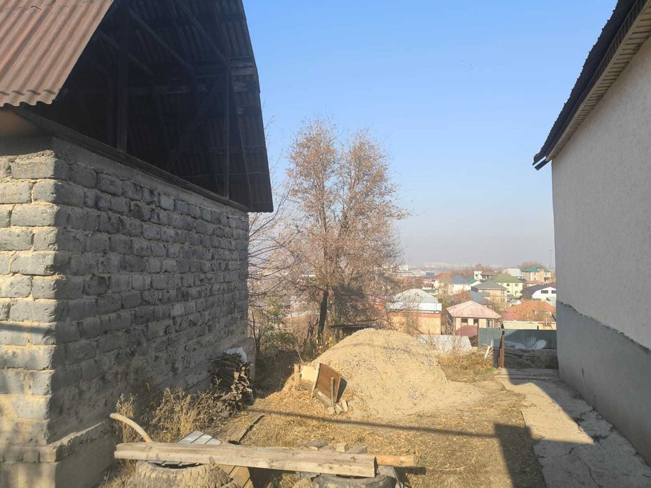 участок в Бесагаче с постройкой