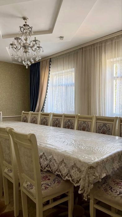 Стол и стулья для зал