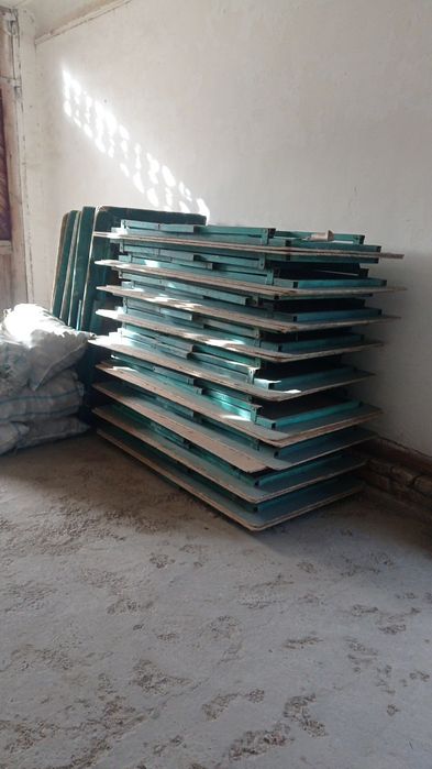 Stol stul idish tovoqlari bilan