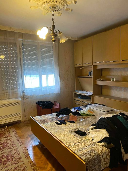 Монолитна къща с гараж с РЗП:240кв.м. с двор от 1462 кв.м.