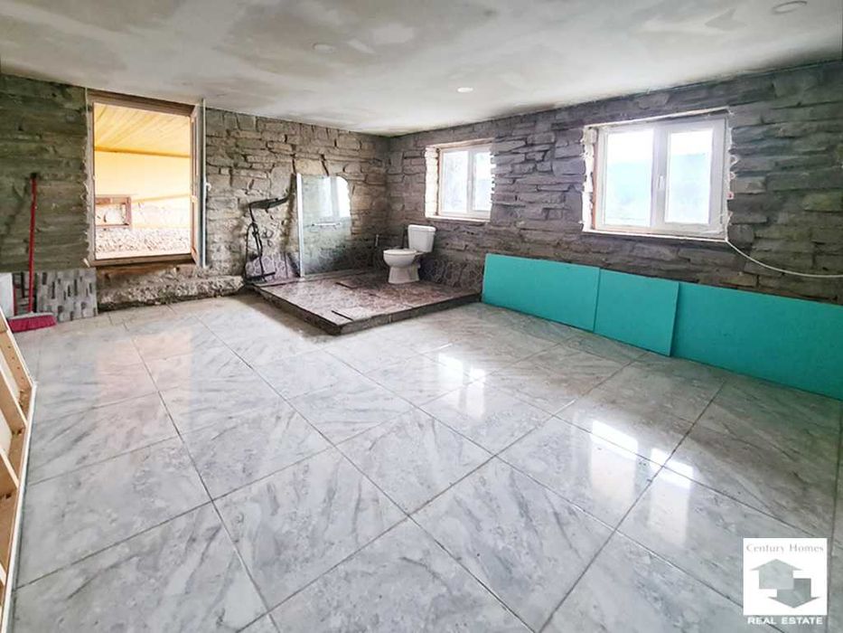 140332 Каменна къща с просторен двор и кладенец в с. Горна Липница