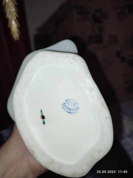 Фарфоровая статуэтка.