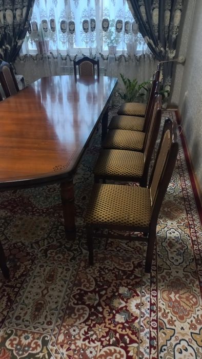 Стол со своими стульями