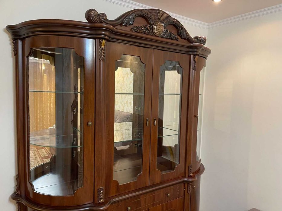 шкаф витринный для гостевой
