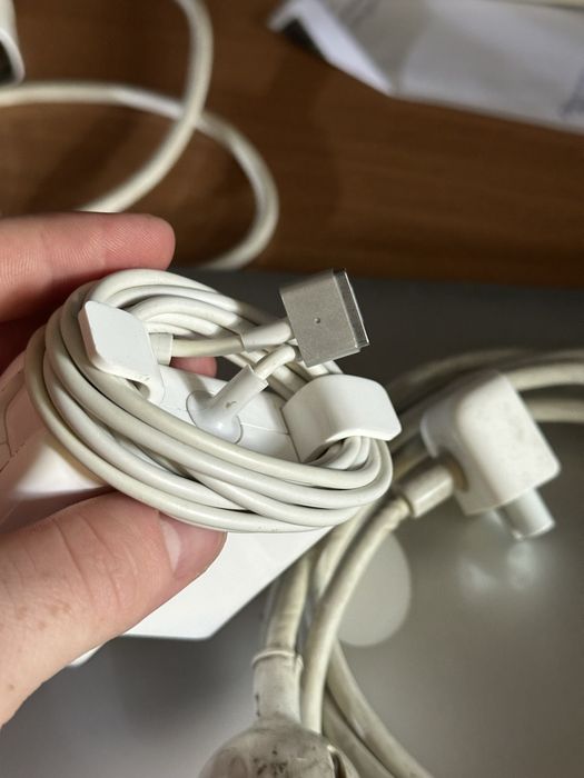 Продам зарядный блок от macbook