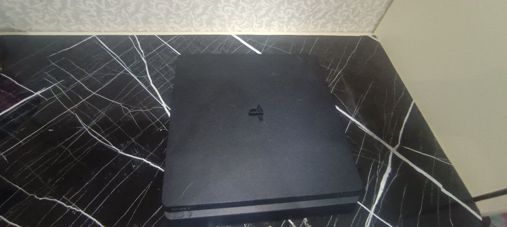 Продам ps 4 в отличном состоянии