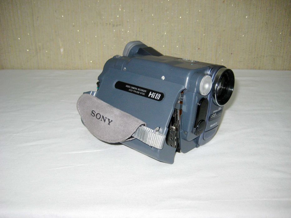 Видеокамера SONY для запчаст(НЕРАБОЧИЙ) нет батареи и зарядный адаптор