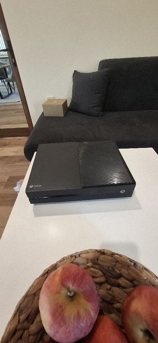 Конзолата Xbox се предлага с контролер и всички кабели.