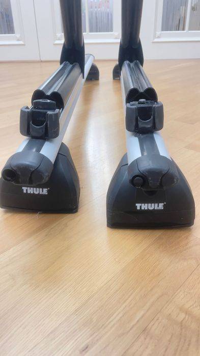 Комплект лыжных креплении THULE, вместе с рейлингами.