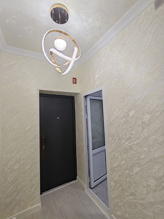 Микрорайонда 3 этажда 1хона 2хона килинган квартира срочна сотилади