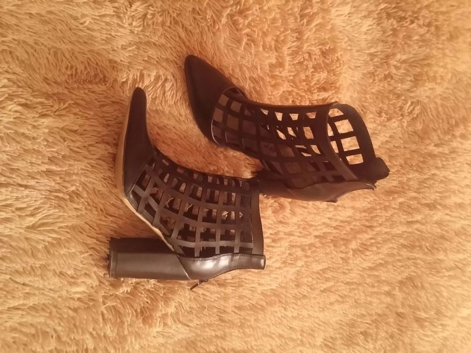 Продам открытые сапожки