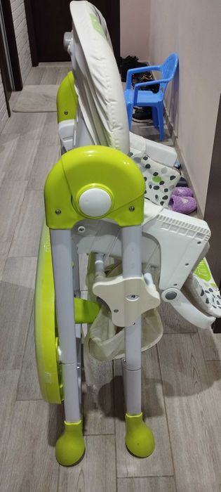 Продавам бебешко столче за хранене