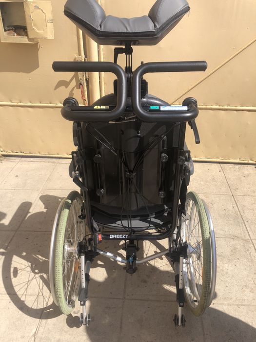 Scaun cu rotile pentru oameni cu dizabilități