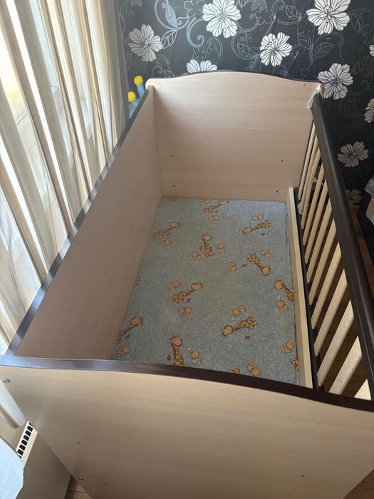 Продавам дървена бебешка кошара