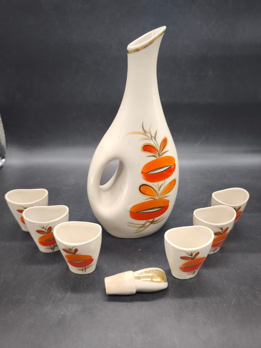 Штоф с рюмками..