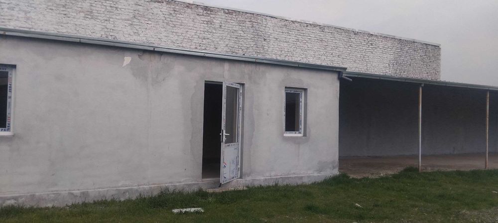 Noturar bino sotiladi