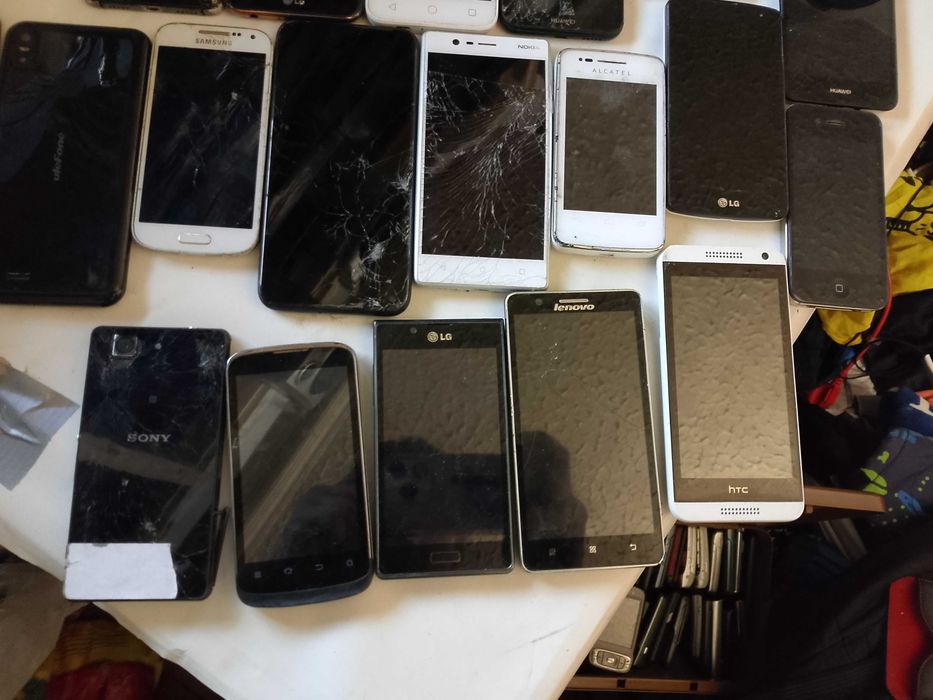 Телефони.        .