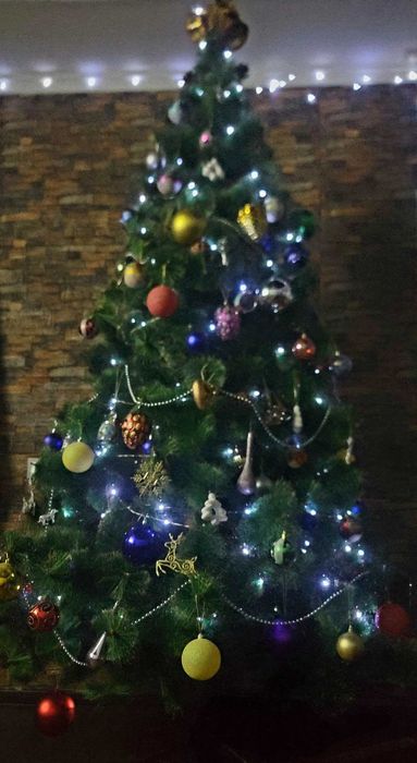 В новом состояние 2,5 метровая ёлка с игркшками и новой герляндой