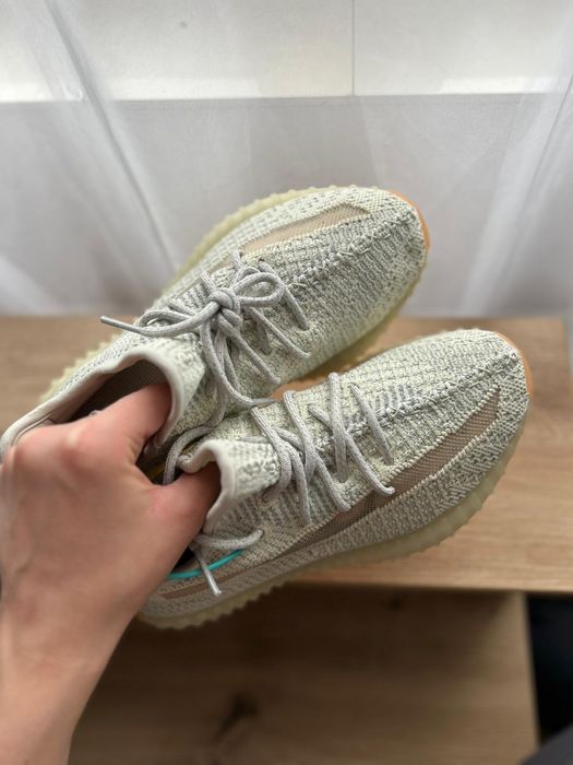 Yeezy 350 Bone .