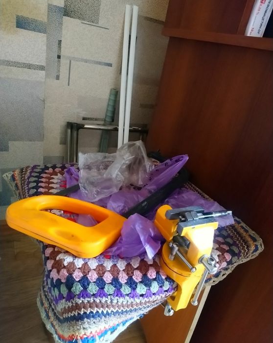 Продам Тиски маленькие настольные