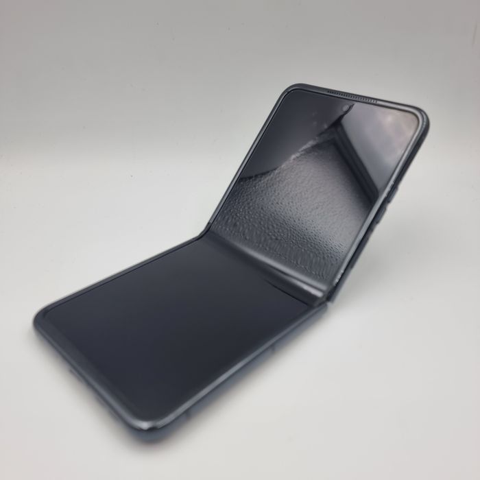 Amanet F28: Telefon Motorola Moto RAZR 50 Ultra