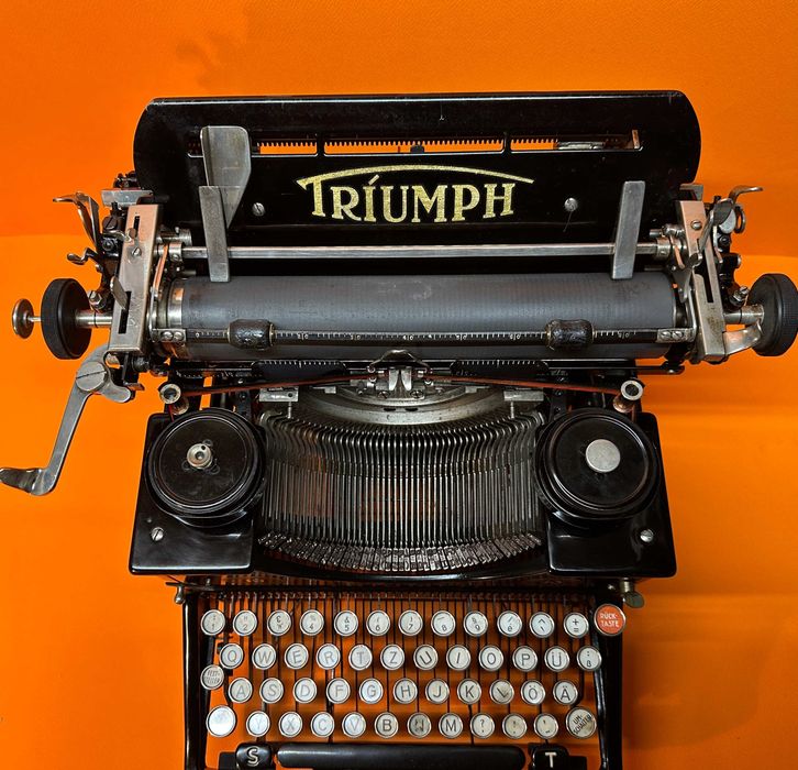 Мнго Стара Пишеща Машина TRIUMPH 10 / 1930 г. Генерално Представител