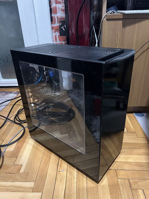 Pc intel i5 4690k, 16gb ram, Nvidia GTX 970, ssd 120gb, hdd 1tb.