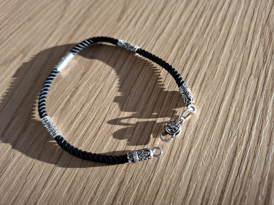 Сребърна гривна с копринени конци