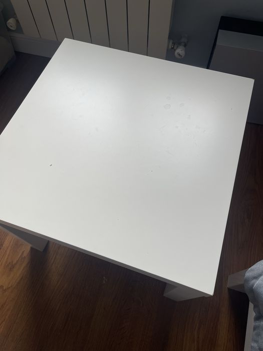 Маленький белый стол