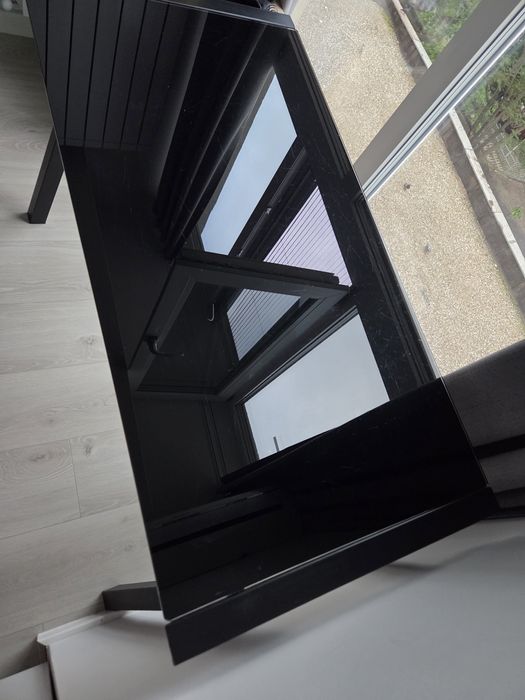 Masă / birou din sticlă neagră cu picioare metalice – design modern, elegant