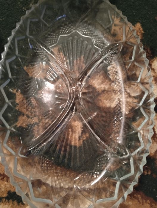 Под сухофруктов тарелки.