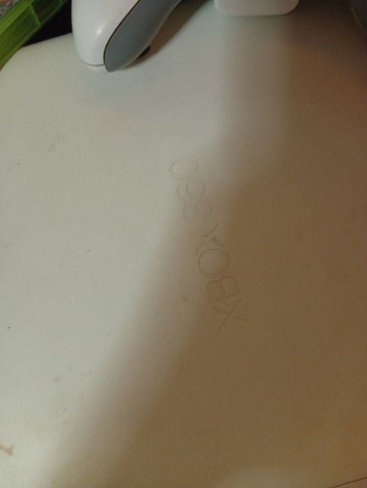 Vând Xbox 360 în stare foarte bună merge foarte bine a fost folosit