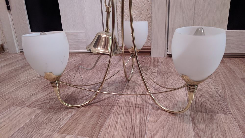 Люстра трёхрожковая.