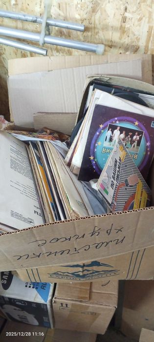 Мебель,сервант,кровати и ТД