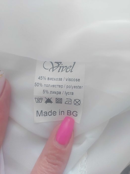Сатенирана рокля с коралов акцент от Vivel fashion.
