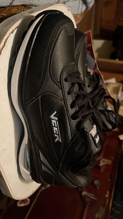 Vând adidași barbati noi