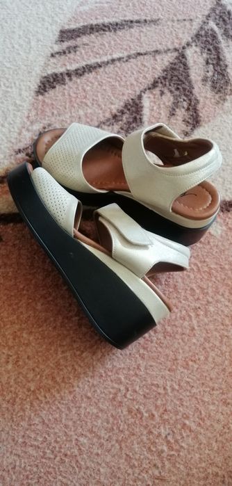 Сандали от естествена кожа, почти нови и с цвят, който се комбинира съ