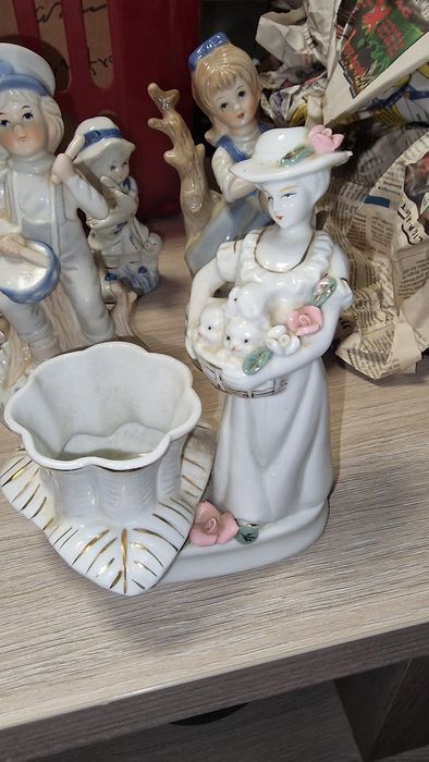 Bibelouri portelan la gramada