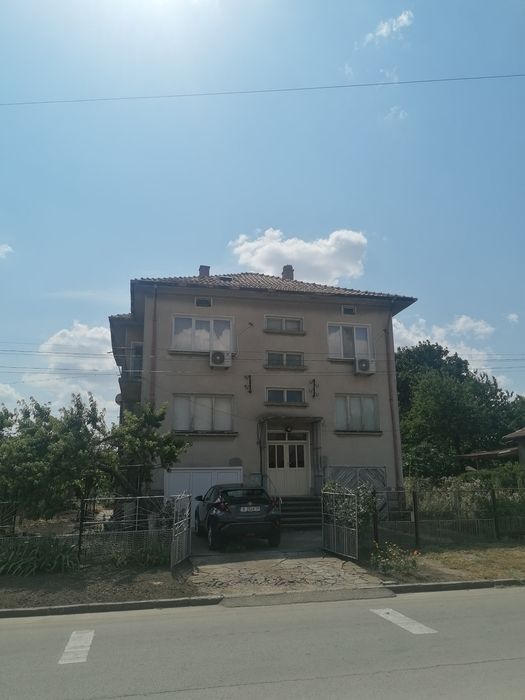 Продава се Етаж от къща в Генерал Тошево - 240 кв.м за 202 €/кв.м - Снимка #1