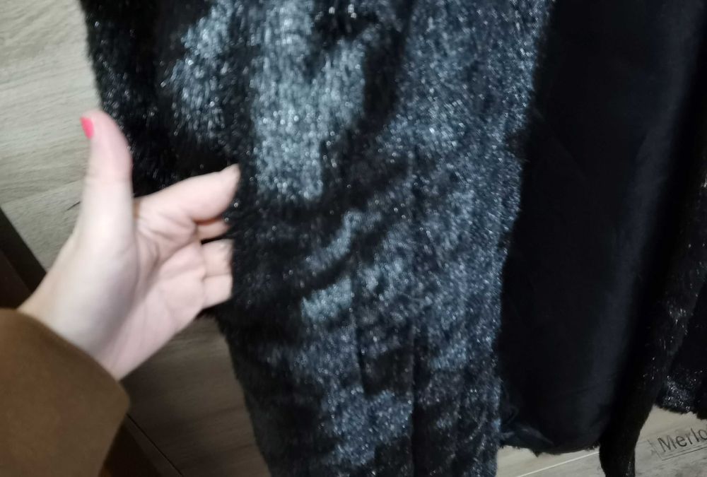 Луксозно зимно палто с интересна яка за изискани дами