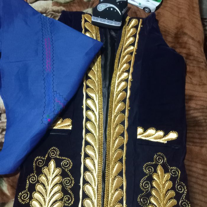 Чапан новый с золотой вышивкой.