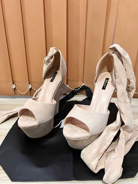 Обувки на висок ток