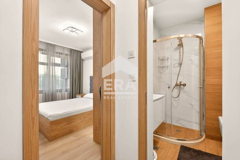 Двустаен, чисто нов, обзаведен апартамент за продажба, със собствен дв