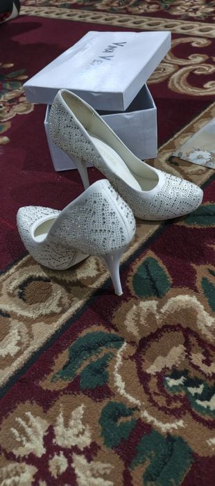 Tufli rangi oq turkiya