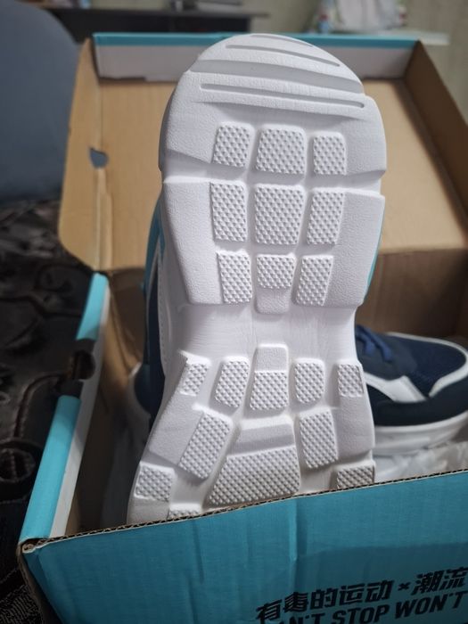 Продам летние кроссовки