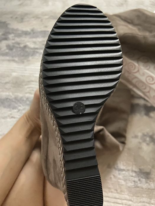 Замшевые новые сапоги на платформах