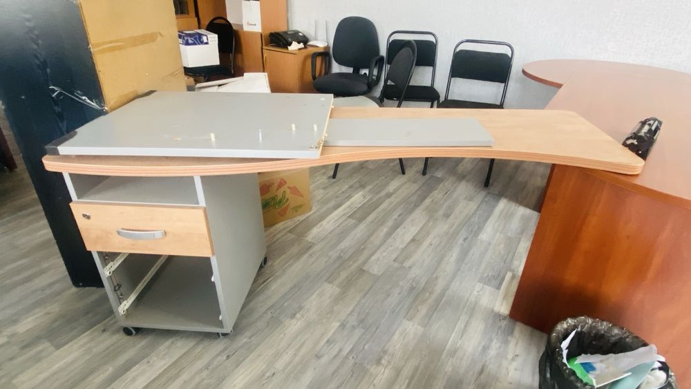 Офисный стол большой