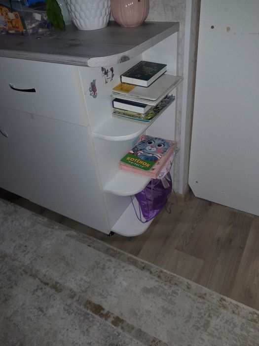 Продаётся камот с маленькой раковиной и зеркало