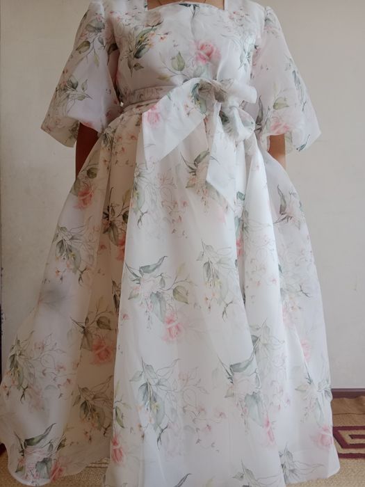 Тойға арнап тігілген көйлектер сатылады .