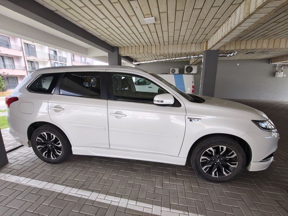 Mitsubishi Outlander plug in hybrid phev